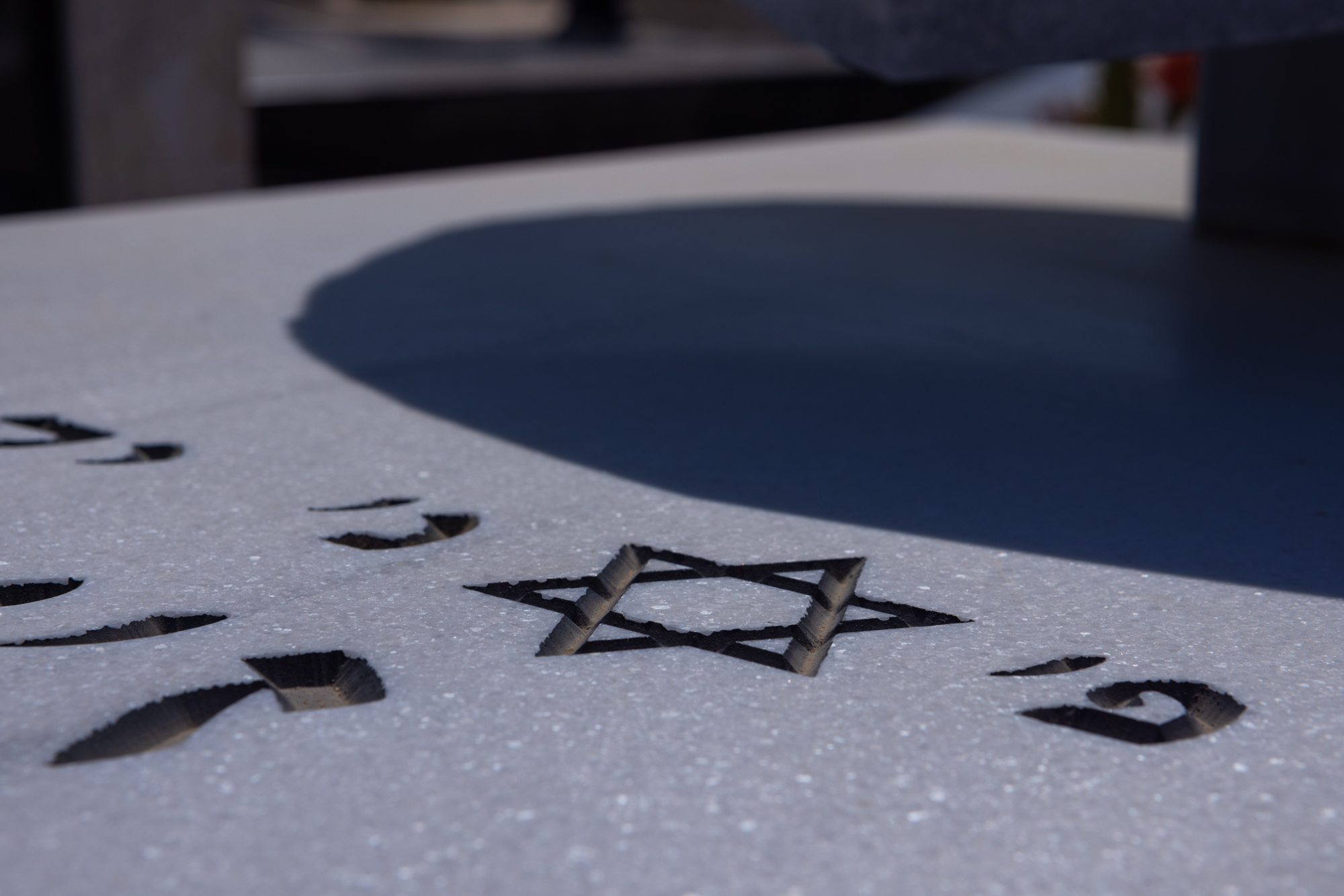 צילום השראה, תמונת תקריב של קבר עם חריטה של מגן דוד. בית הקברות "בשביל מנוחה נכונה" - קבורה אזרחית וקבורה יהודית.